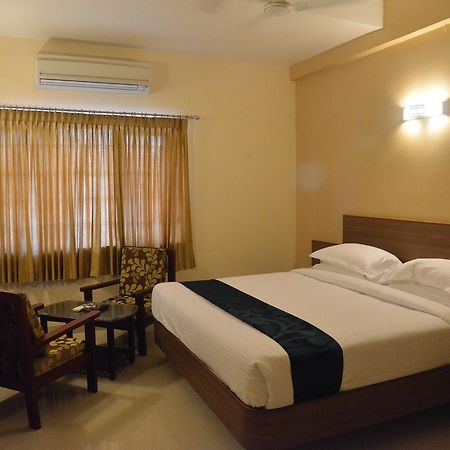 Sri Balaji Hotels Tiruchengodu Bagian luar foto