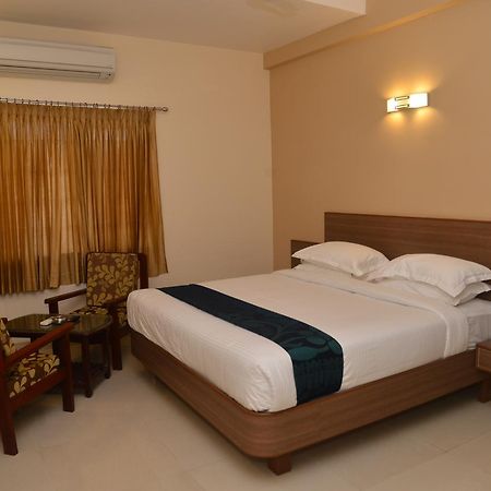 Sri Balaji Hotels Tiruchengodu Bagian luar foto