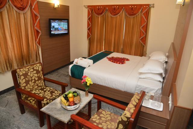 Sri Balaji Hotels Tiruchengodu Bagian luar foto