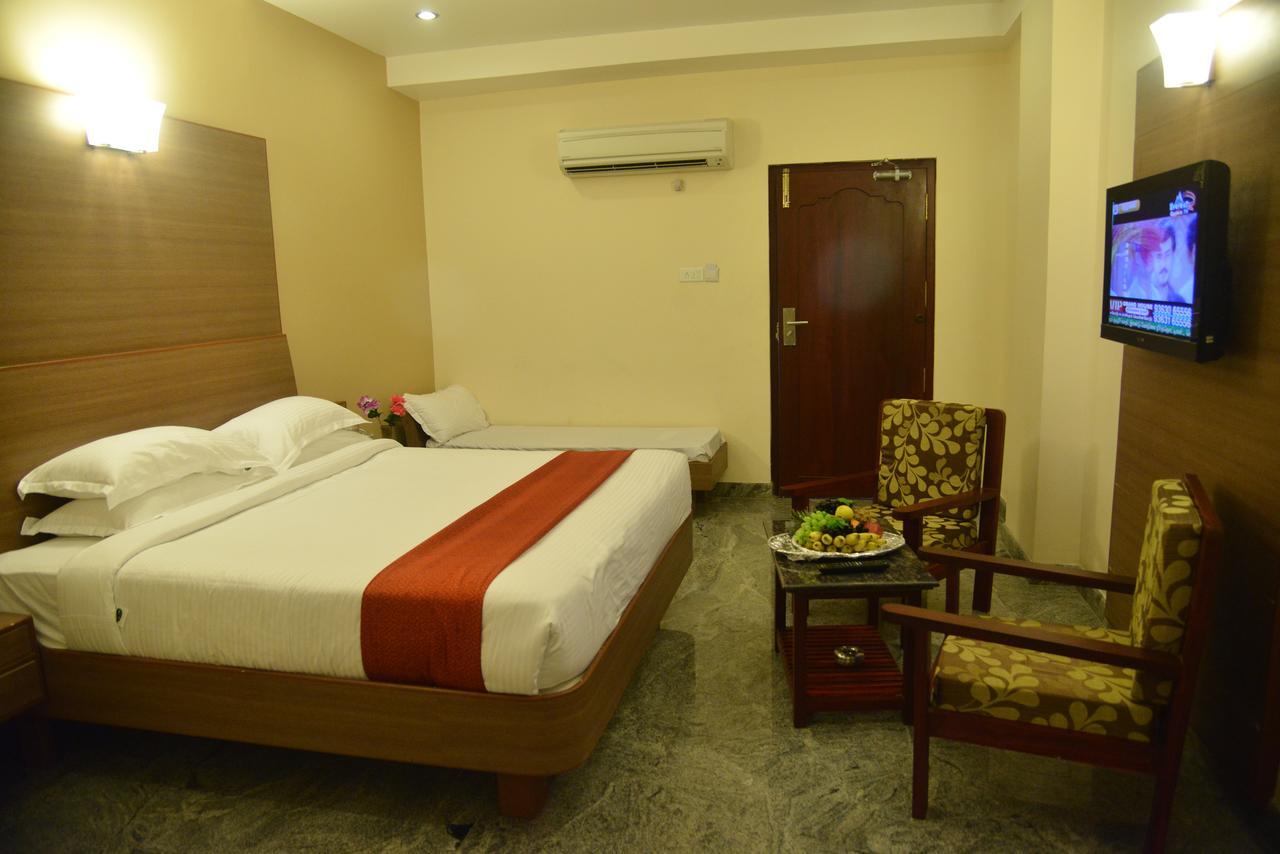 Sri Balaji Hotels Tiruchengodu Bagian luar foto