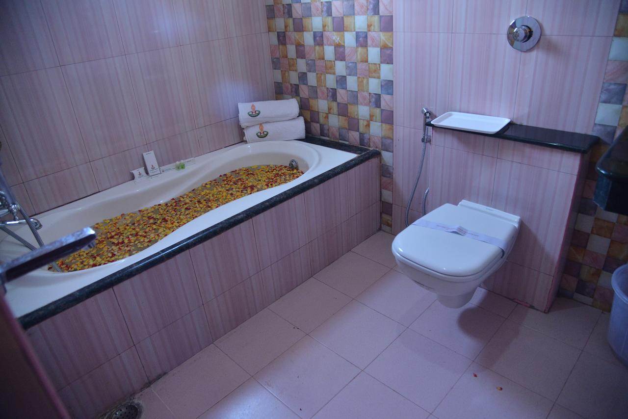 Sri Balaji Hotels Tiruchengodu Bagian luar foto