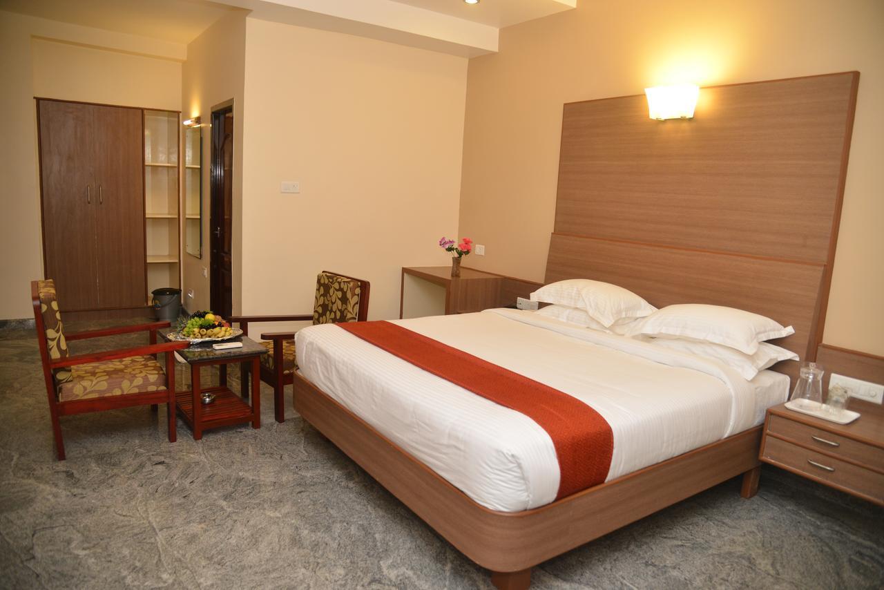 Sri Balaji Hotels Tiruchengodu Bagian luar foto