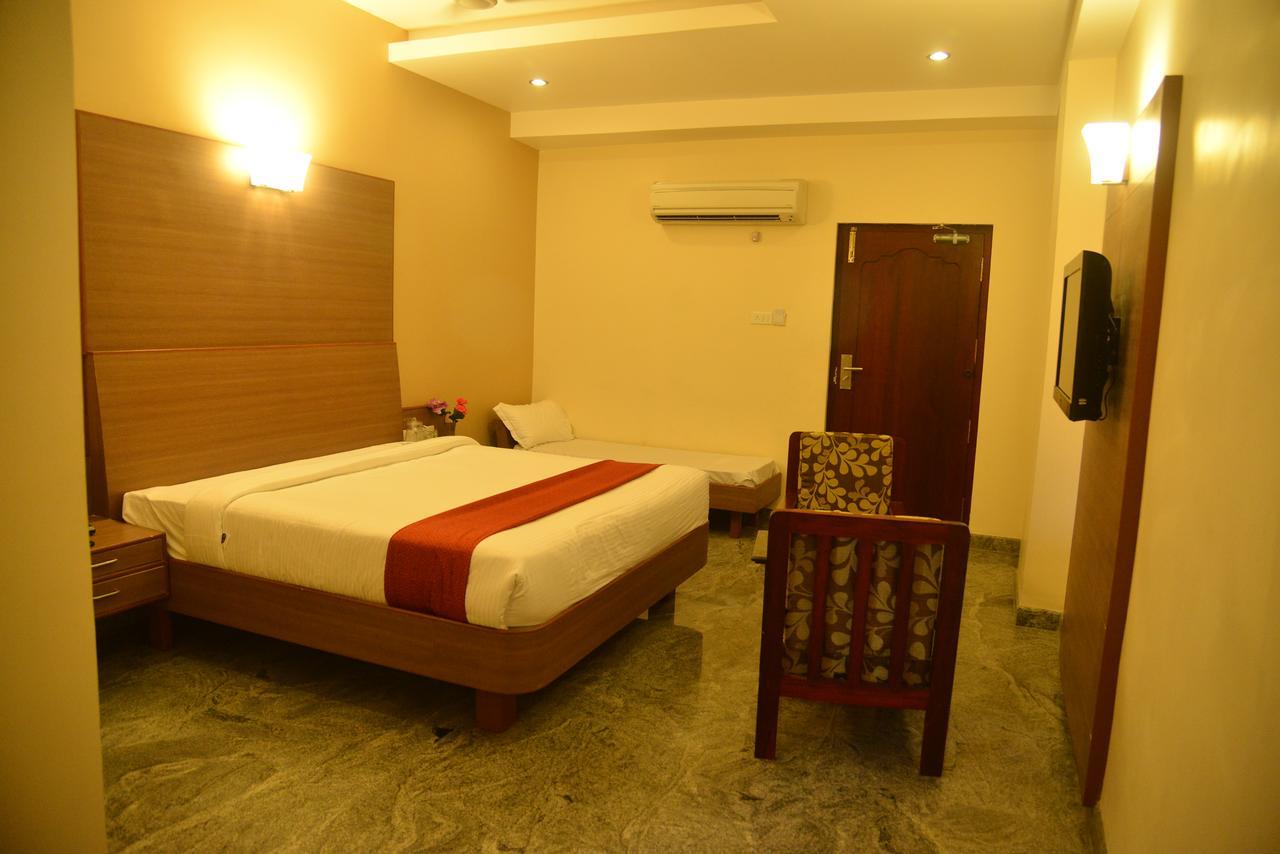Sri Balaji Hotels Tiruchengodu Bagian luar foto