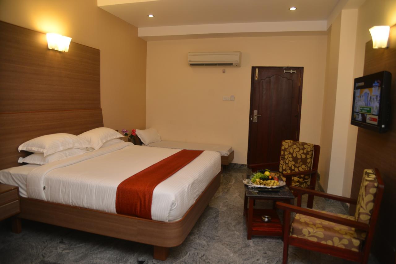 Sri Balaji Hotels Tiruchengodu Bagian luar foto