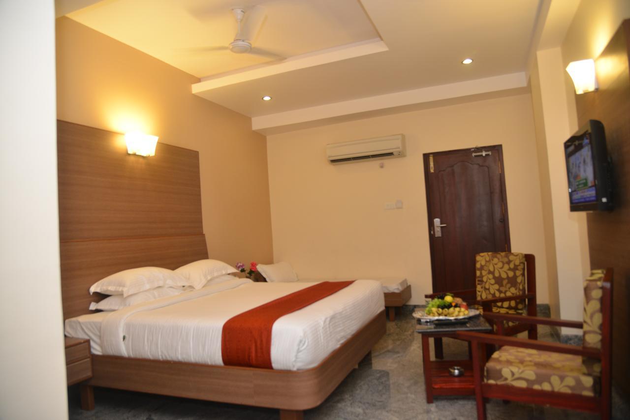 Sri Balaji Hotels Tiruchengodu Bagian luar foto